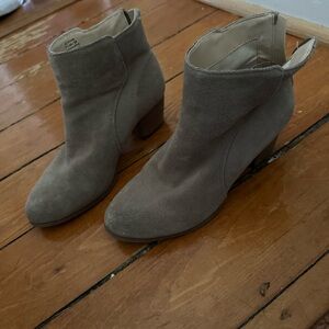 Elegant Tan Suede Ankle Boots